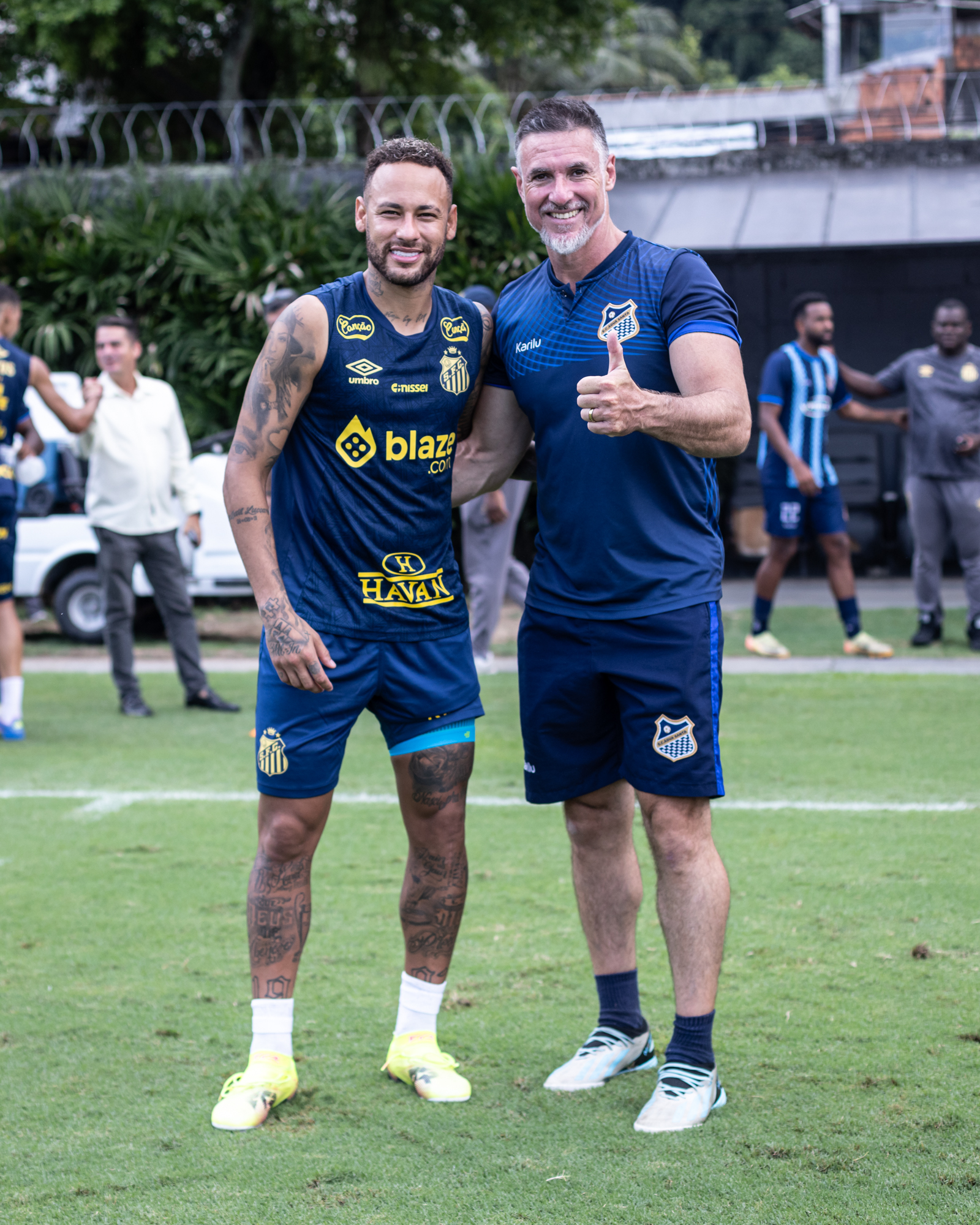 Dr. Luciano Taveira ao lado de Neymar Jr.